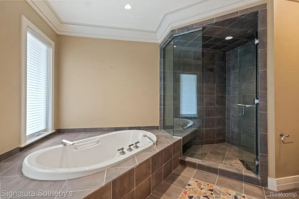 82 CHATEAUX DU LAC Fenton Charter Township, MI 48430