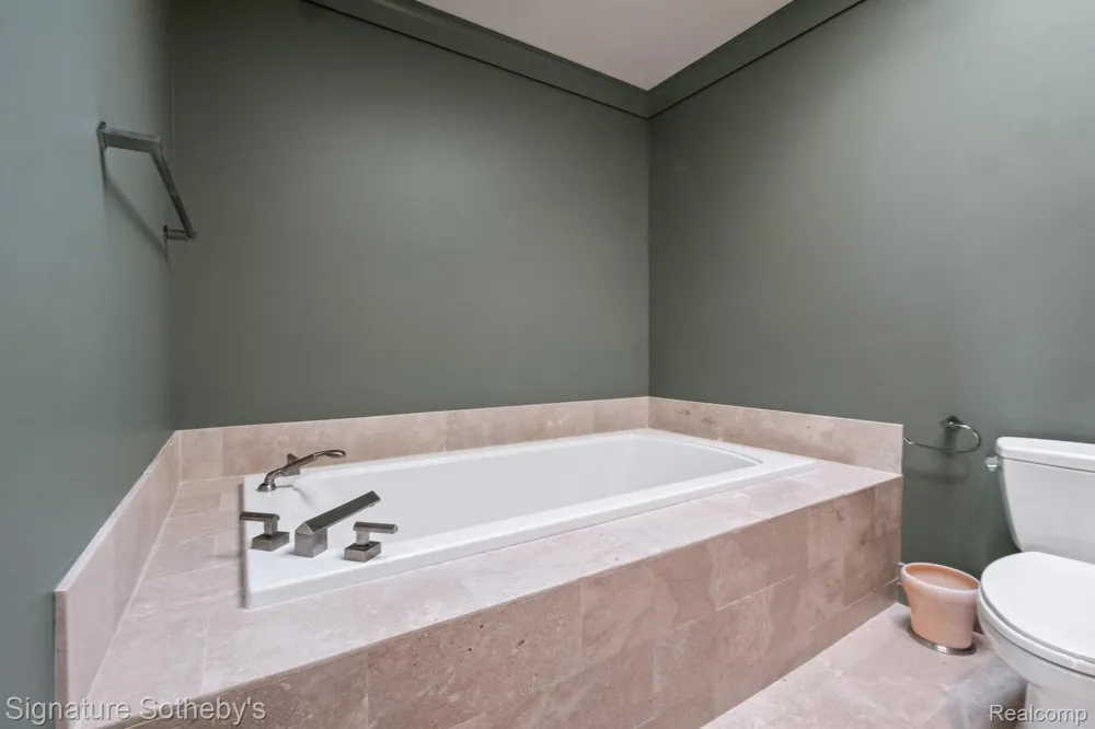 82 CHATEAUX DU LAC Fenton Charter Township, MI 48430