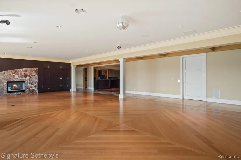 82 CHATEAUX DU LAC Fenton Charter Township, MI 48430