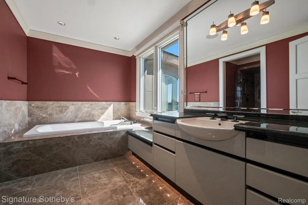 82 CHATEAUX DU LAC Fenton Charter Township, MI 48430