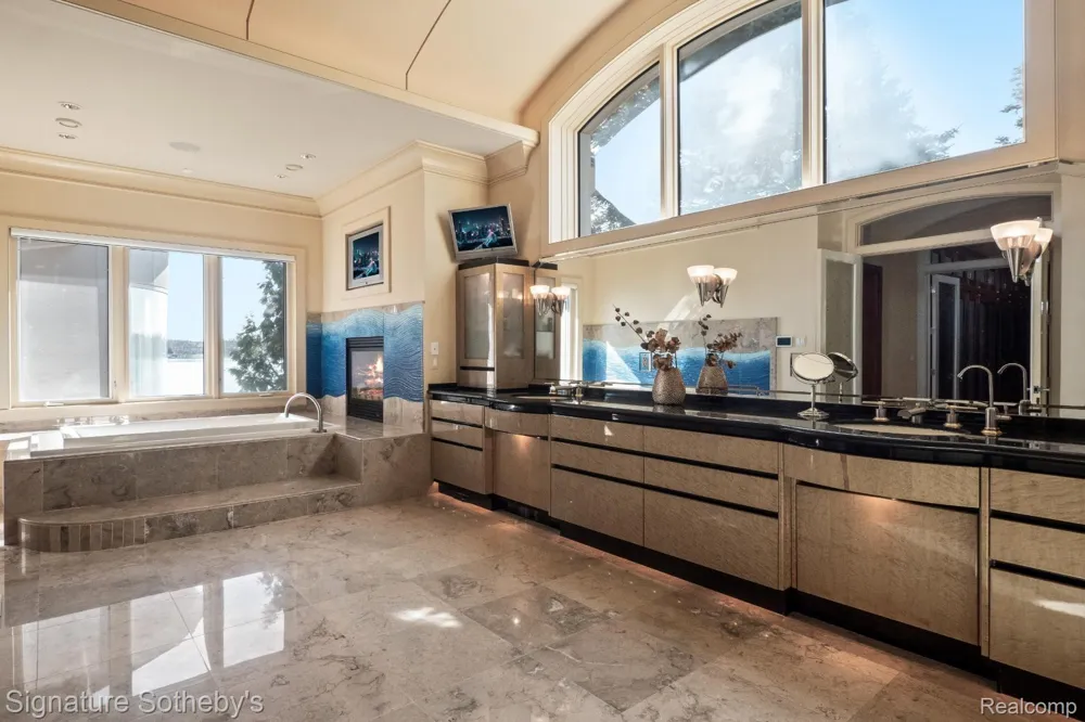 82 CHATEAUX DU LAC Fenton Charter Township, MI 48430