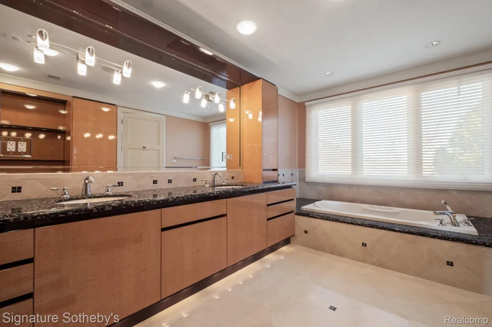 82 CHATEAUX DU LAC Fenton Charter Township, MI 48430