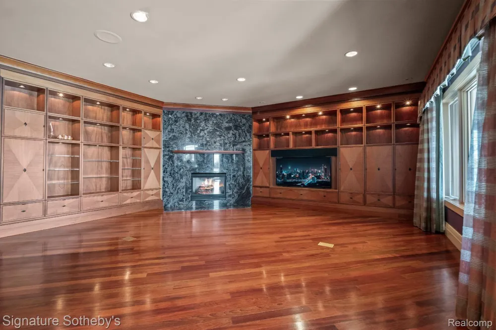 82 CHATEAUX DU LAC Fenton Charter Township, MI 48430