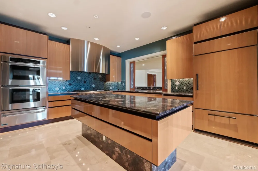 82 CHATEAUX DU LAC Fenton Charter Township, MI 48430