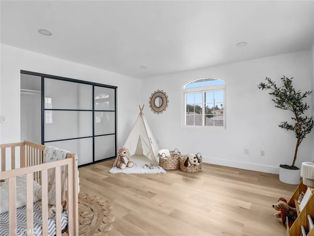 8831 Glider Avenue Los Angeles, CA 90045