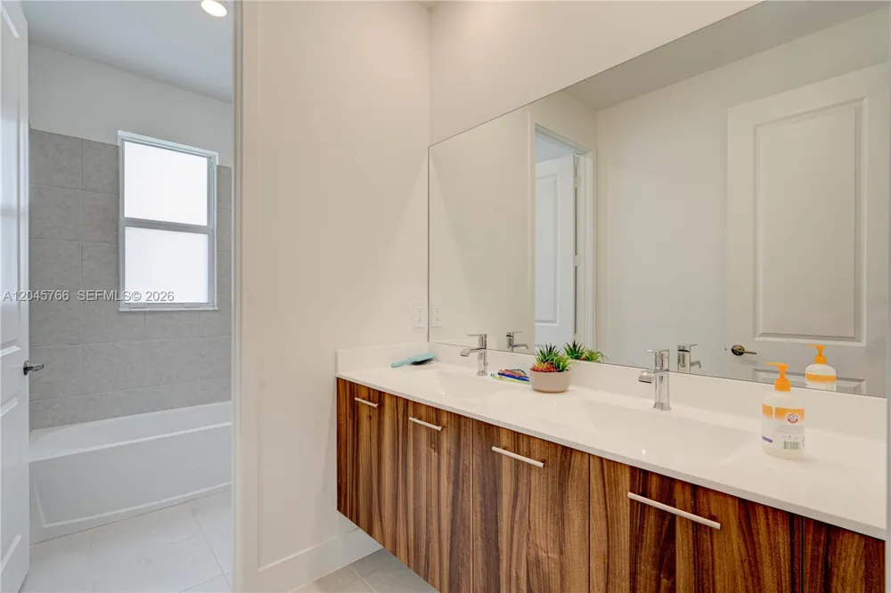 4367 SW 123 ln Davie, FL 33330