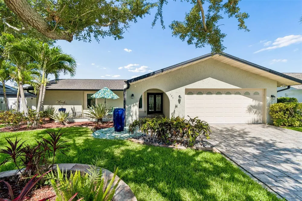 725 DEL ORO DRIVE Safety Harbor, FL 34695