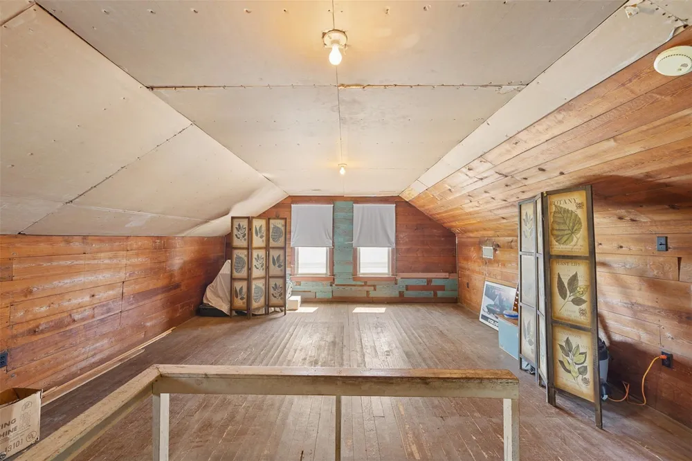 1546 County Road 203 Paige, TX 78659