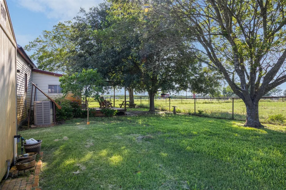 1546 County Road 203 Paige, TX 78659