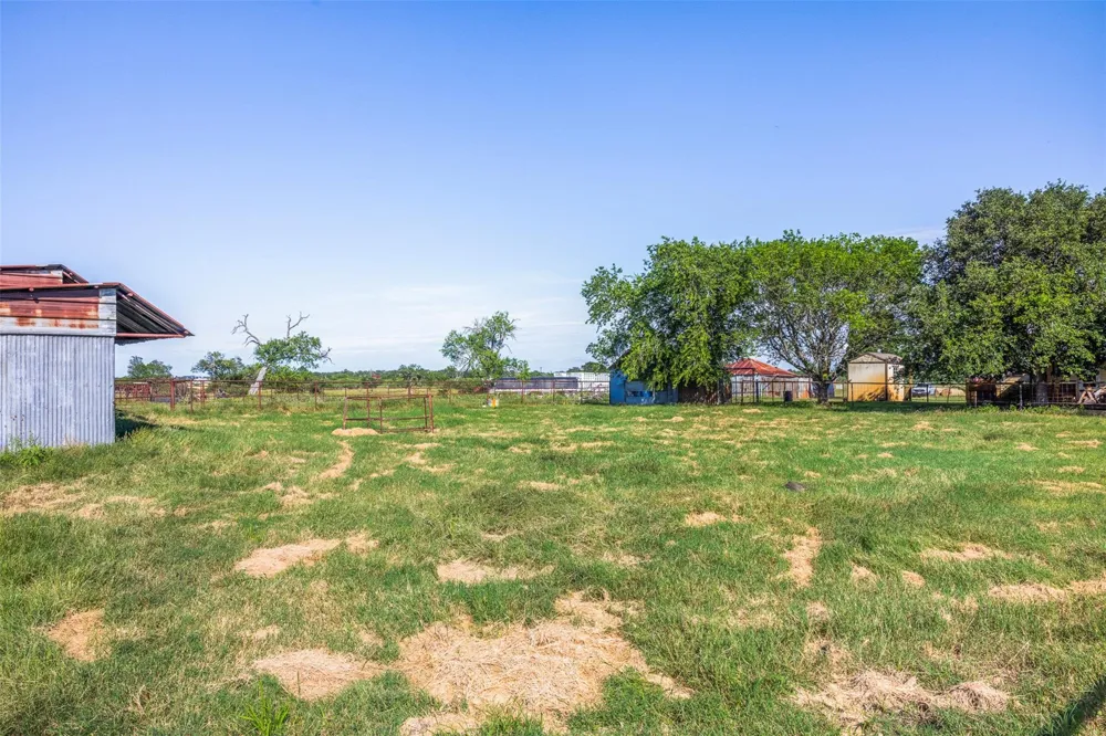 1546 County Road 203 Paige, TX 78659