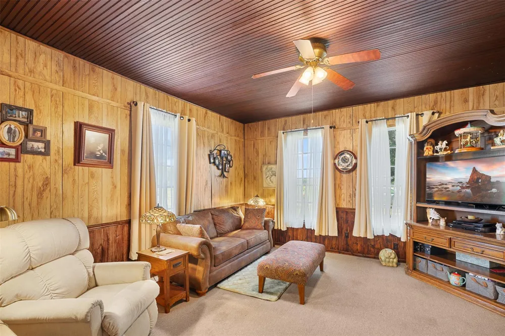 1546 County Road 203 Paige, TX 78659
