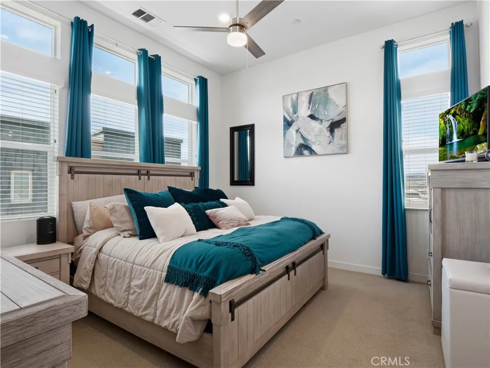 27013 Hummingbird Lane Valencia, CA 91381