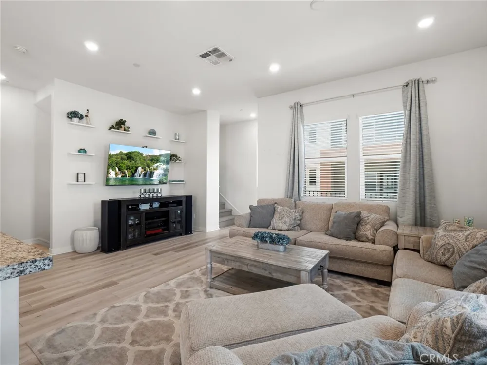 27013 Hummingbird Lane Valencia, CA 91381