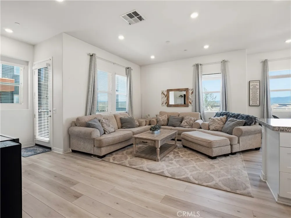 27013 Hummingbird Lane Valencia, CA 91381