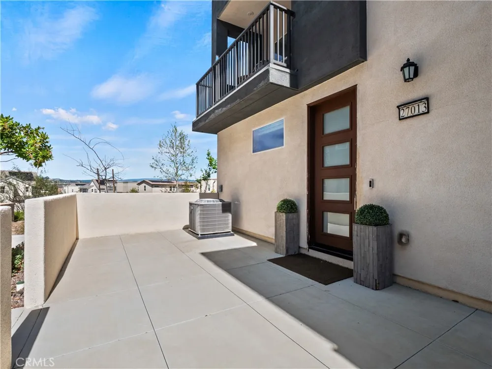 27013 Hummingbird Lane Valencia, CA 91381