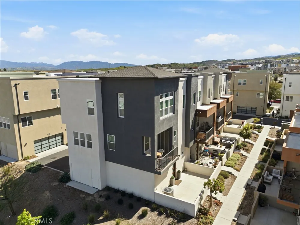 27013 Hummingbird Lane Valencia, CA 91381