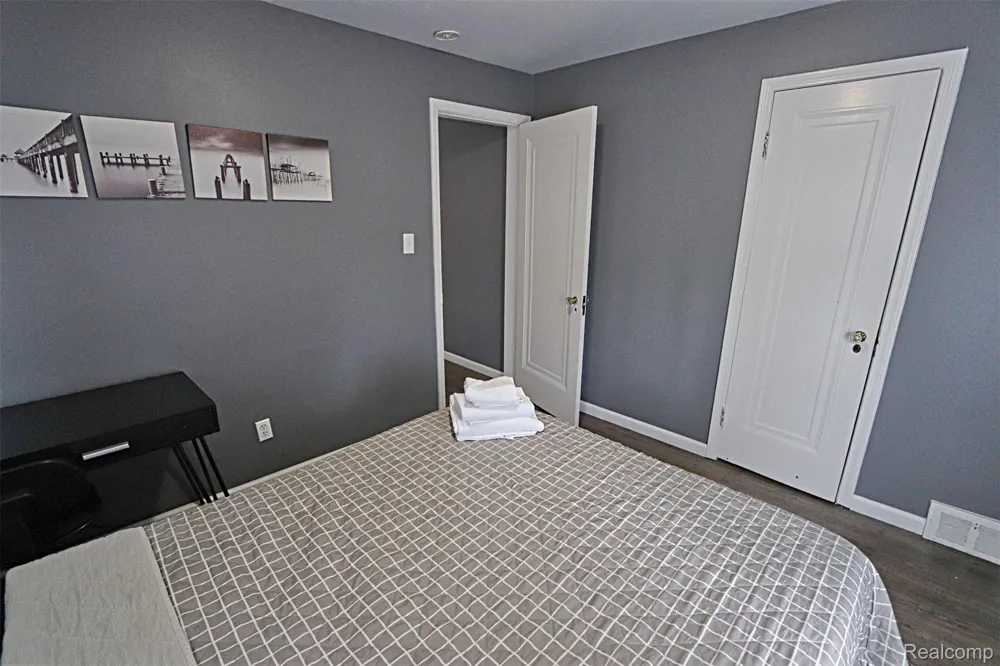 1149 Cambridge Road Berkley City, MI 48072