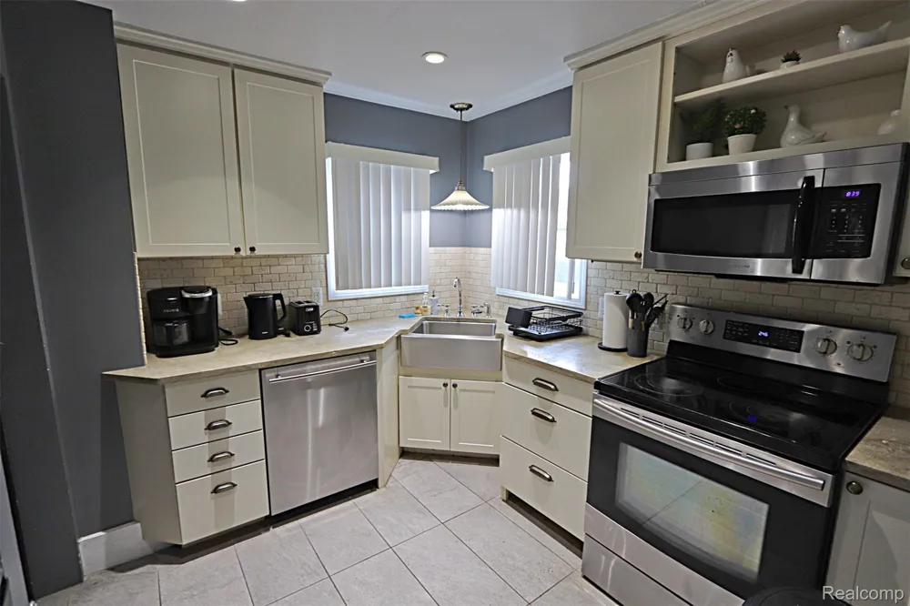 1149 Cambridge Road Berkley City, MI 48072