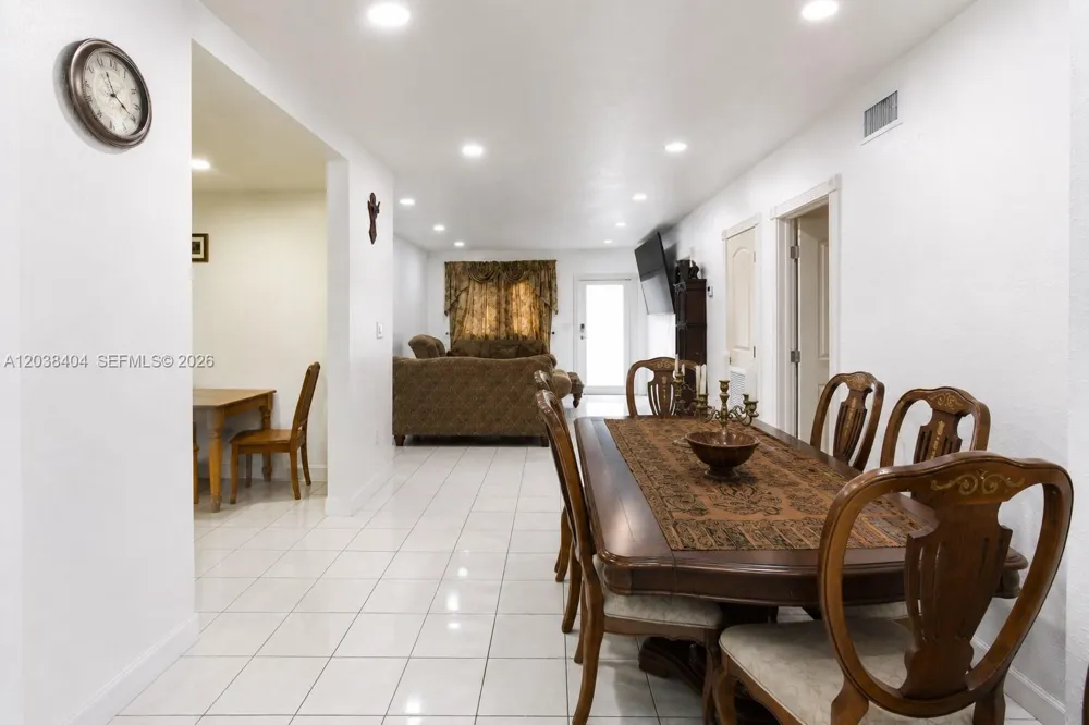 572 E 38th St Hialeah, FL 33013