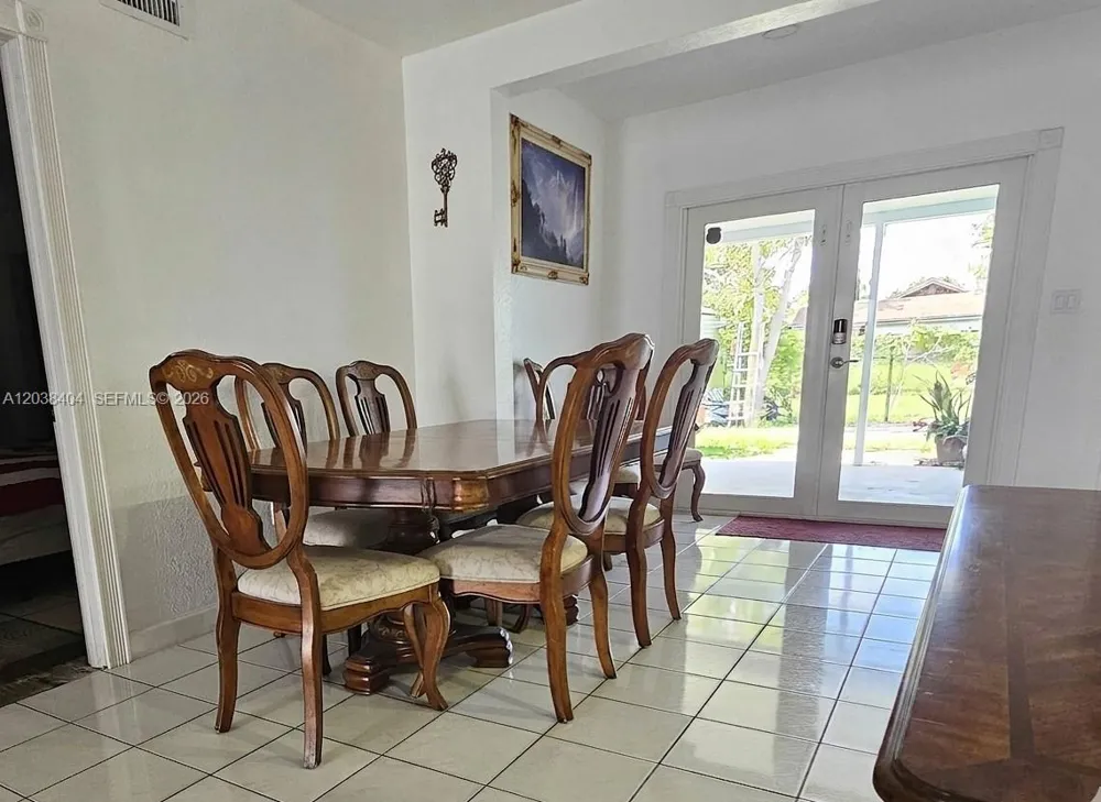 572 E 38th St Hialeah, FL 33013