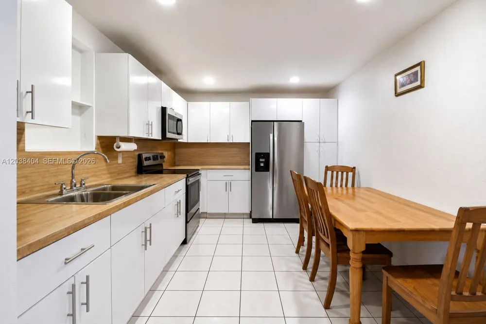 572 E 38th St Hialeah, FL 33013