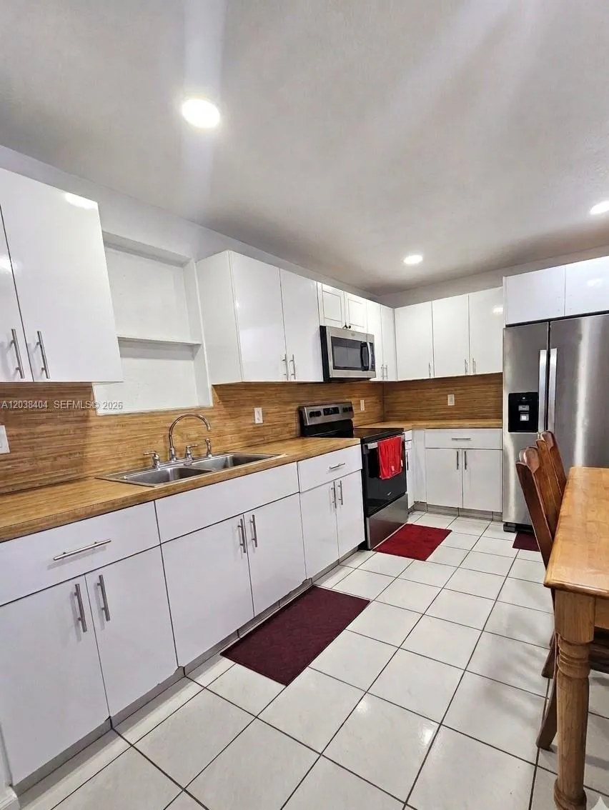 572 E 38th St Hialeah, FL 33013