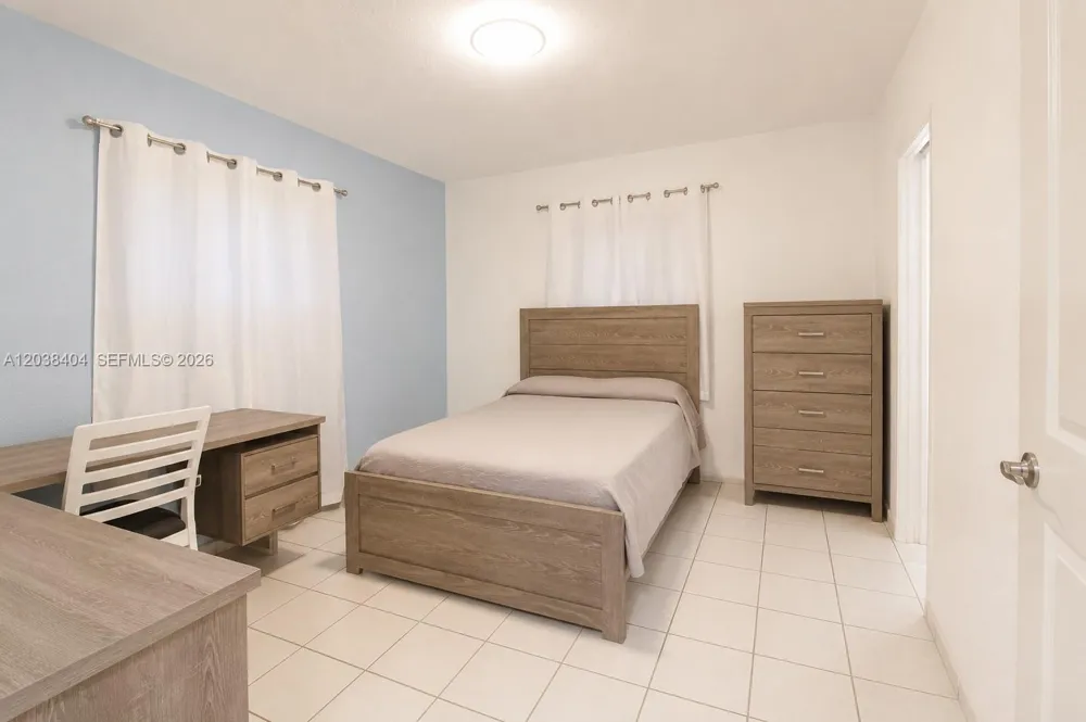 572 E 38th St Hialeah, FL 33013
