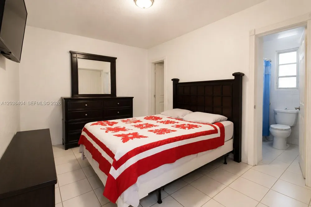572 E 38th St Hialeah, FL 33013