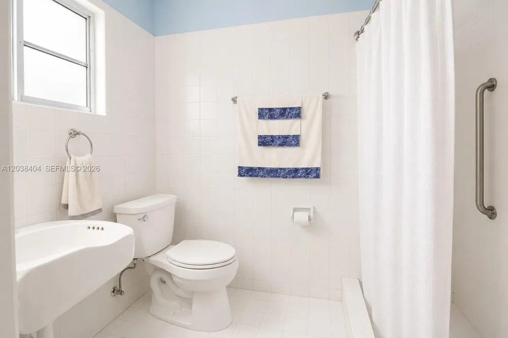 572 E 38th St Hialeah, FL 33013