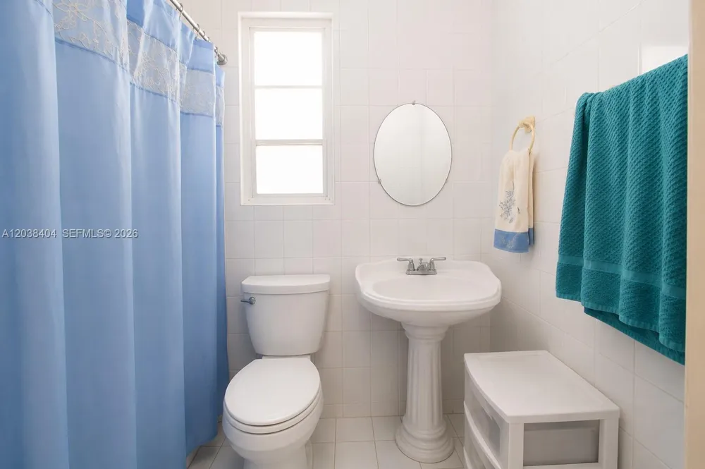 572 E 38th St Hialeah, FL 33013