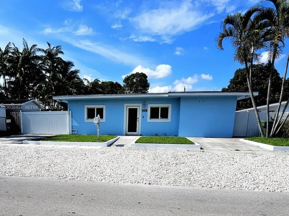 572 E 38th St Hialeah, FL 33013