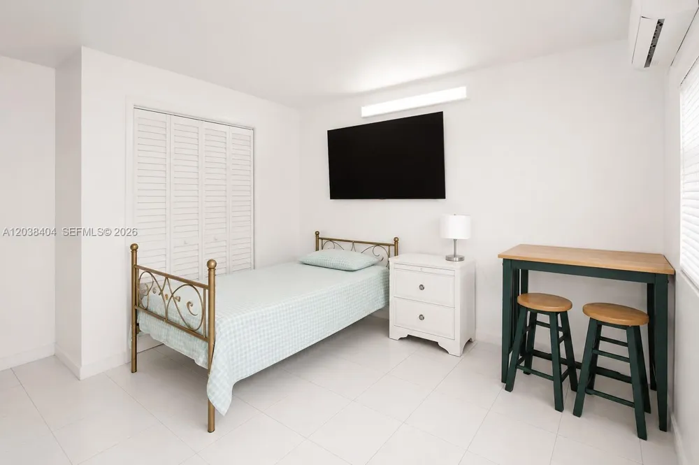572 E 38th St Hialeah, FL 33013