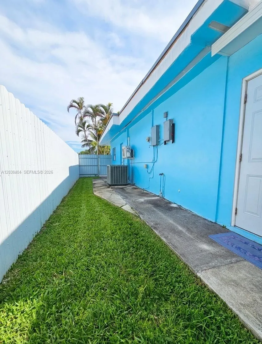 572 E 38th St Hialeah, FL 33013