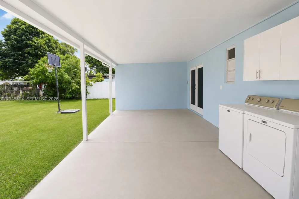 572 E 38th St Hialeah, FL 33013