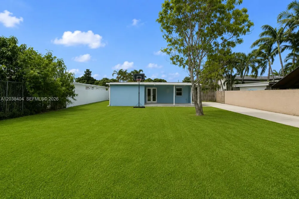 572 E 38th St Hialeah, FL 33013