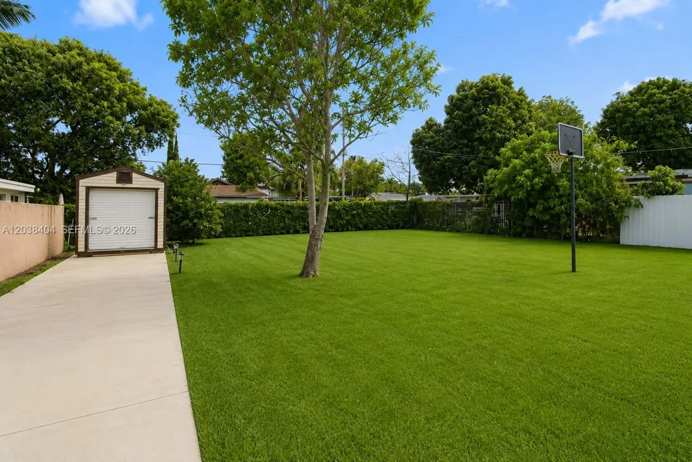 572 E 38th St Hialeah, FL 33013