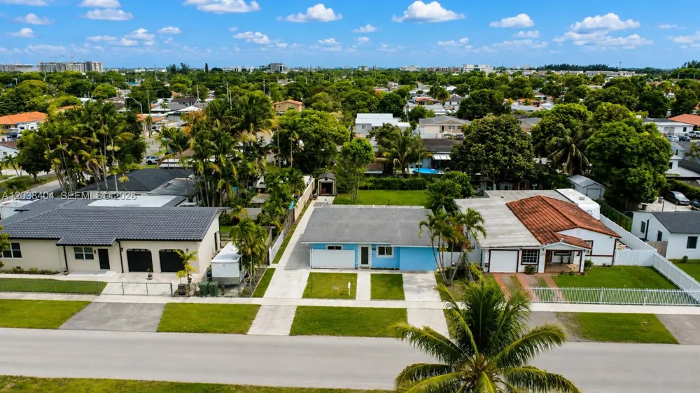 572 E 38th St Hialeah, FL 33013