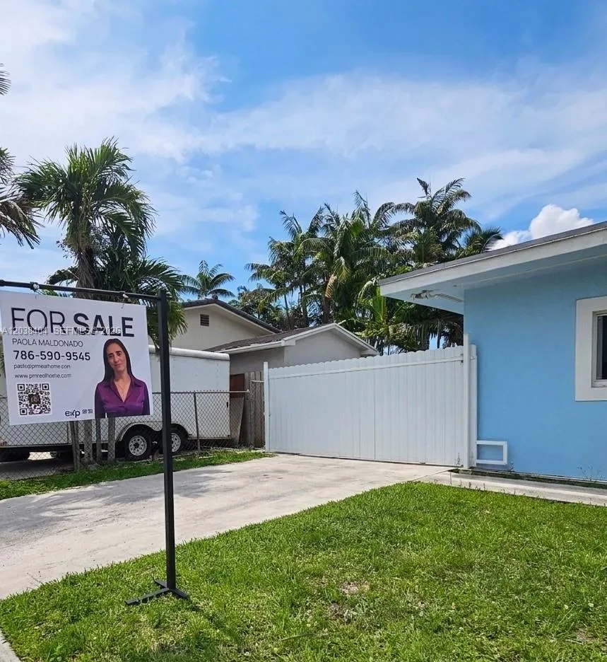 572 E 38th St Hialeah, FL 33013