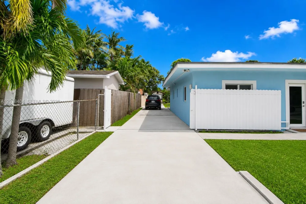 572 E 38th St Hialeah, FL 33013