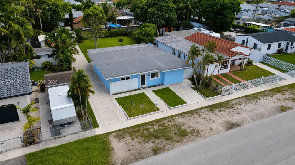572 E 38th St Hialeah, FL 33013