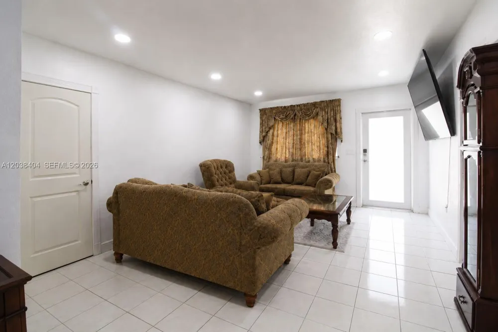 572 E 38th St Hialeah, FL 33013