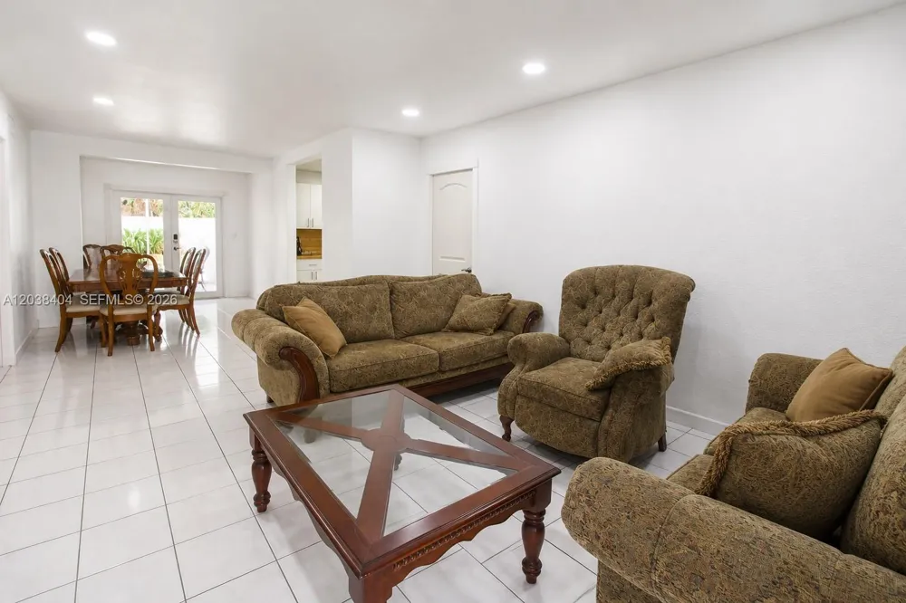 572 E 38th St Hialeah, FL 33013