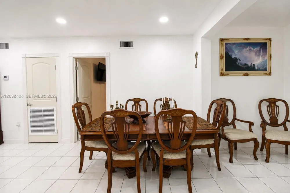 572 E 38th St Hialeah, FL 33013