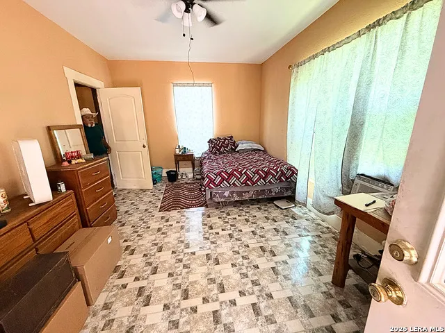 1110 W Lynwood Ave San Antonio, TX 78201