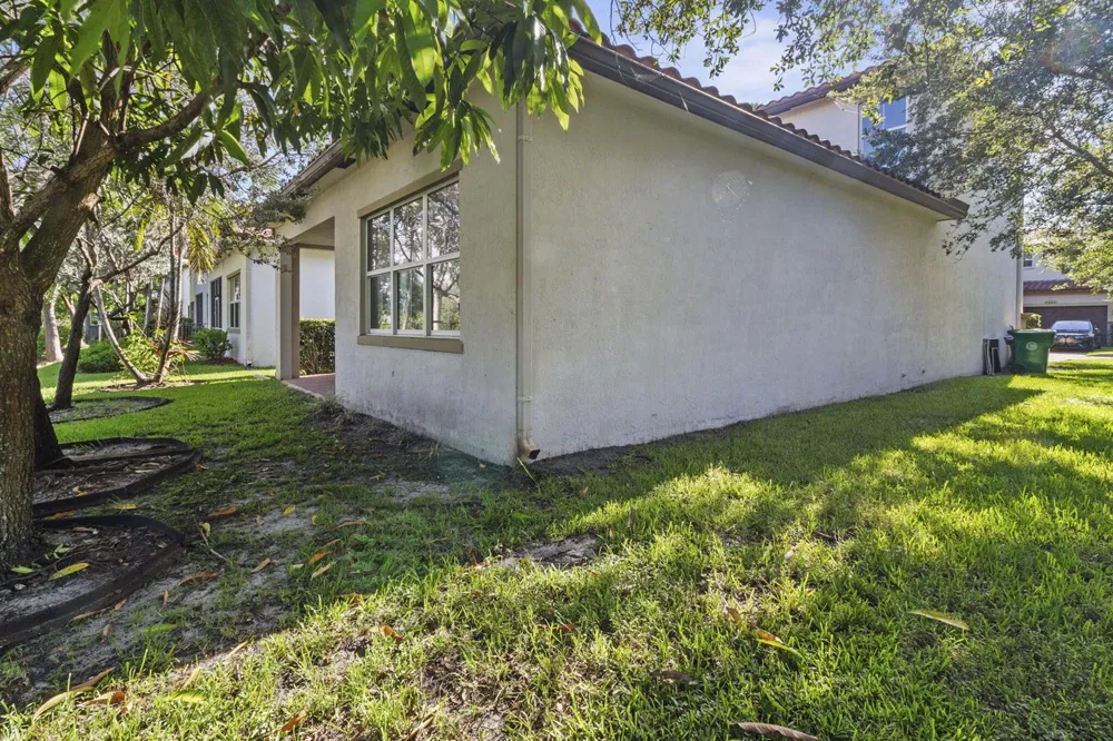 5319 Falcon Trail Davie, FL 33314