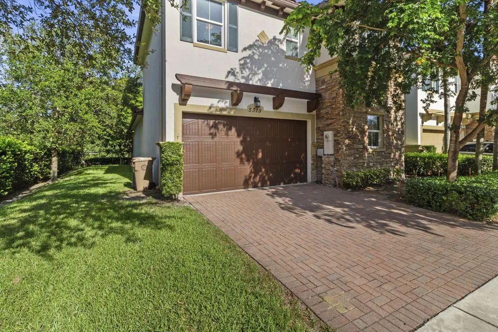 5319 Falcon Trail Davie, FL 33314