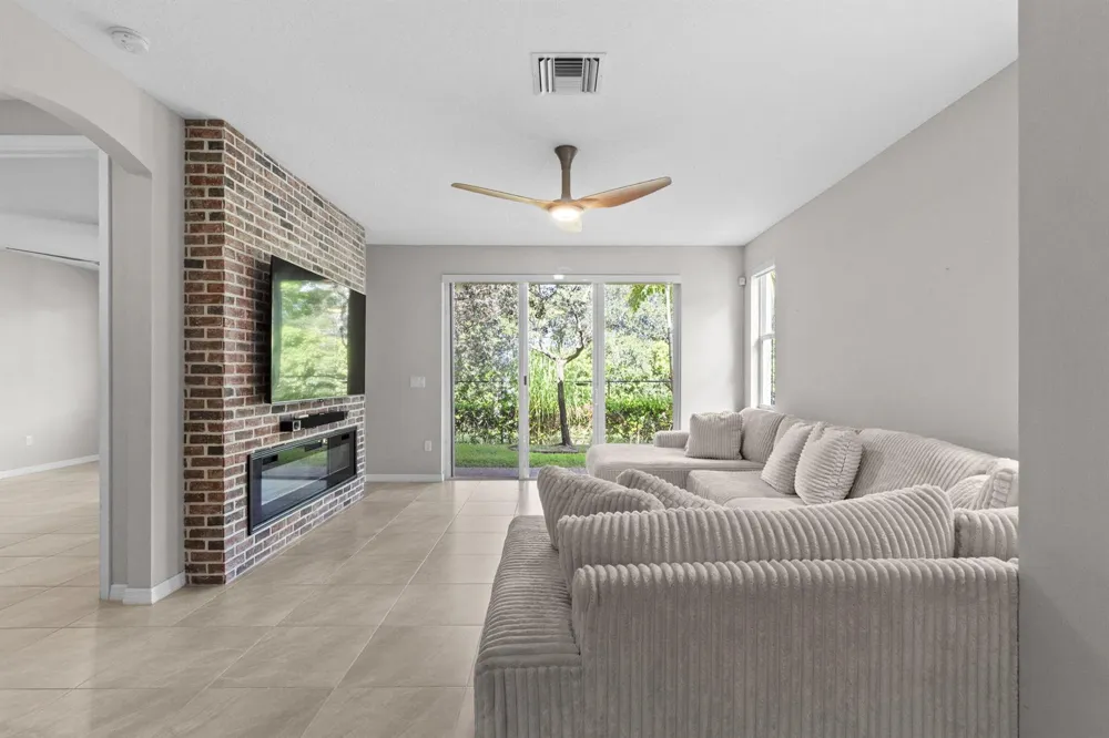 5319 Falcon Trail Davie, FL 33314