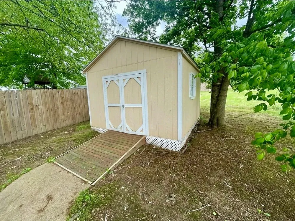 208 Greenwood Dr Paris, TN 38242