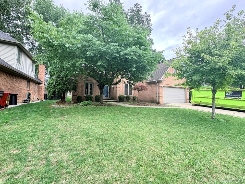 43336 Herring Drive Clinton Charter Township, MI 48038