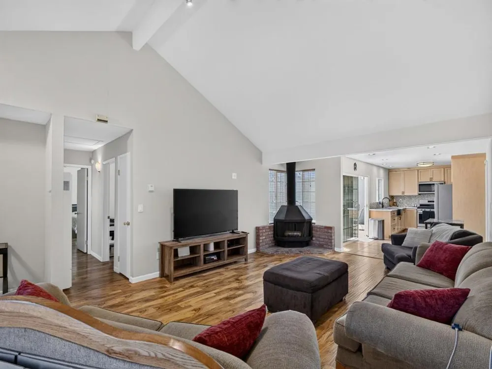 262 Crestview Drive Watsonville, CA 95076